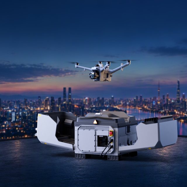 DJI Dock 4 nyitott fedéllel, felszálló Matrice 5TD drónnal alkonyatkor