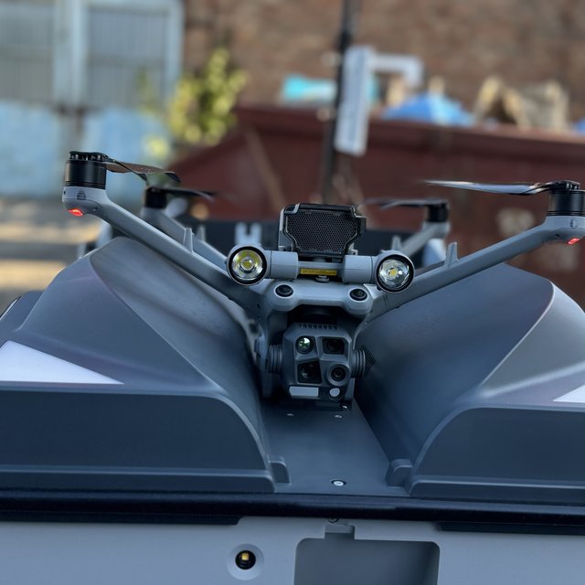 A dokkolt DJI drón kamerarendszere közelről